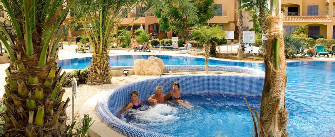 Limnaria Gardens - Superb Modern 1 Bed Apartment With Pool Views Пафос Экстерьер фото