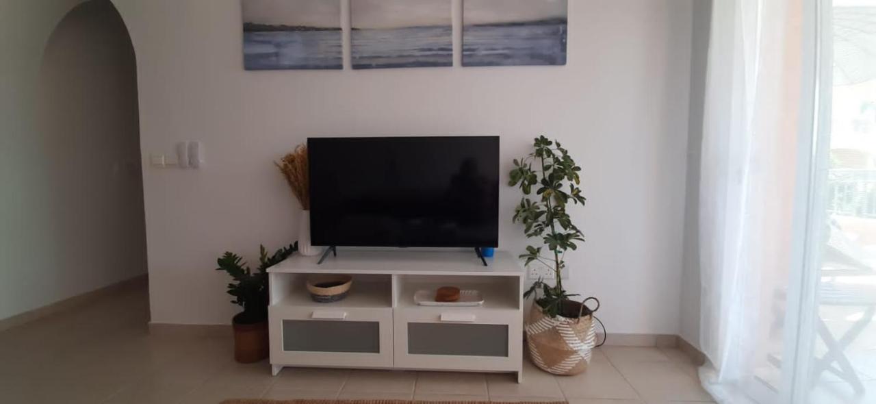 Limnaria Gardens - Superb Modern 1 Bed Apartment With Pool Views Пафос Экстерьер фото