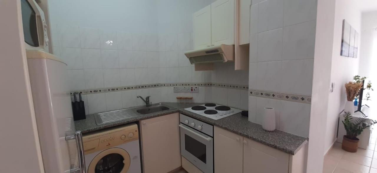 Limnaria Gardens - Superb Modern 1 Bed Apartment With Pool Views Пафос Экстерьер фото